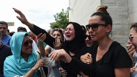 Attentato a Istambul,  pianto e disperazione